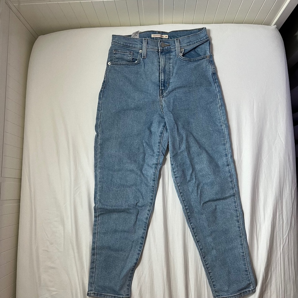 Levi’s light wash High Waisted Mom Jeans size 27